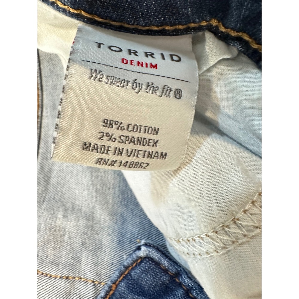 Torrid Denim Shorts Womens 16 Blue Distressed Ripped Frayed Hem Mid Rise - Picture 6 of 7